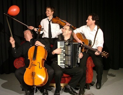 Trulleberg auf rotem Sofa